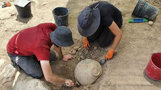 الآثار الإسرائيلية :  اكتشاف إبريق فخار في الجنوب يرجع تاريخه إلى 3100 عام