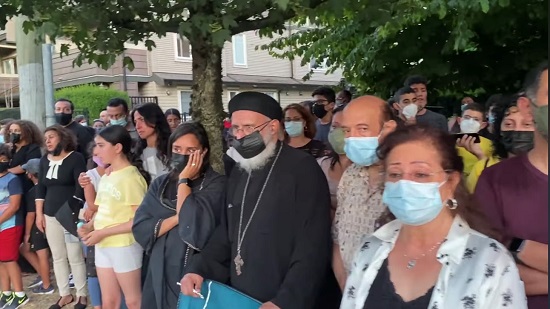 بالصلاة والتسبيح : أقباط كندا يعبرون عن حزنهم من أمام كنيسة مار جرجس المحترقة 