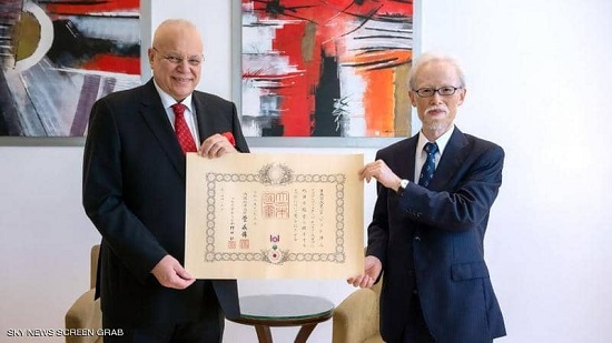 رجب يتسلم وسام الشمس المشرقة من السفير الياباني لدى مصر