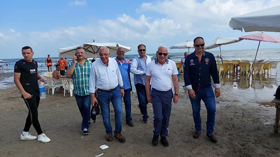 الغضبان : إزالة آثار البقعة الزيتية علي شاطئ بورسعيد ويشيد بجهود كافة الأجهزة المشاركة