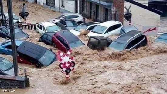 الفيضانات جرفت السيارات في بلجيكا