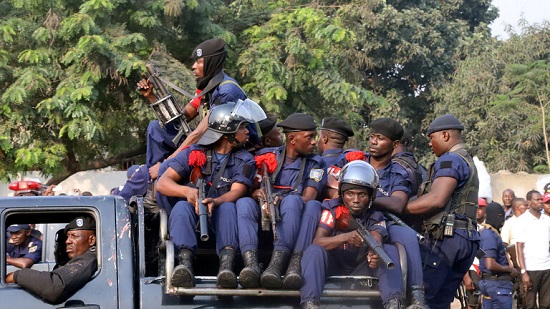 الكونغو.. شرطي يقتل طالبا لعدم ارتدائه كمامة