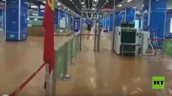 فيديو .. ذعر في الصين .. فيضان يغمر محطة مترو