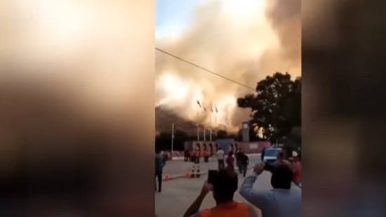  فيديو .. إجلاء سكان محافظة تركية بالقوارب مع انتشار حرائق الغابات 