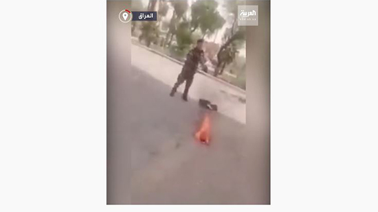 فيديو لشخص يرتدي الزي العسكري ويحاول حرق نفسه فى بغداد