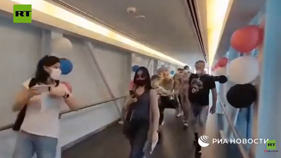 فيديو.. استقبال حافل لطائرة ركاب تقل سياح روس في مطار الغردقة