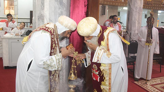 الأنبا ارسانيوس ورئيس دير اخميم يترأسان القداس الإلهي بكنيسة العذراء بالخارجة