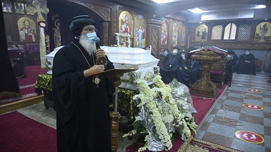  بالصور | الأنبا ثيؤدوسيوس يرأس صلاة جناز القمص متى محروس