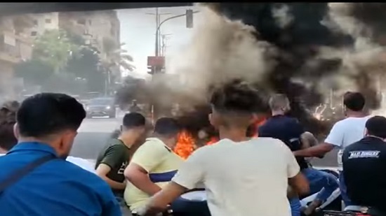  محتجون يقطعون الطرق ببيروت احتجاجا على الأوضاع المعيشية (فيديو)
