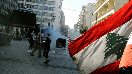 يدفع اللبنانيون فاتورة الصراعات الطائفية علي السلطة 