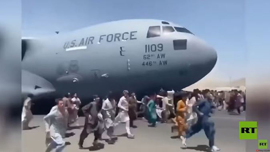 أفغان يتمسكون بطائرة أمريكية لمغادرة البلاد 