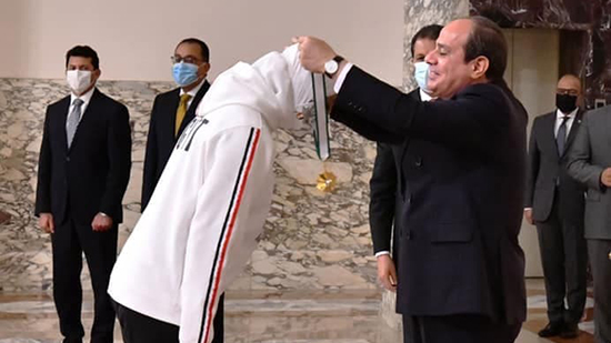 الرئيس يمنح فريال اشرف صاحبة ذهبية طوكيو وسام الرياضة من الطبقة الأولى 