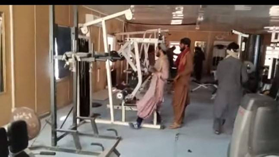 فيديو .. مقاتلو طالبان في صالة 