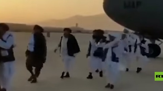  فيديو .. وصول رئيس المكتب السياسي لحركة طالبان المتشددة إلى ولاية قندهار 