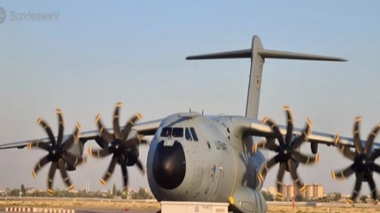 فيديو .. طائرة عسكرية ألمانية تنقل أشخاص من أفغانستان بعد سيطرة طالبان 