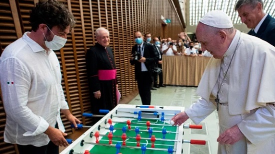  في اليوم العالمي للعمل الإنساني.. البابا فرنسيس يتلقى طاولة كرة قدم هدية