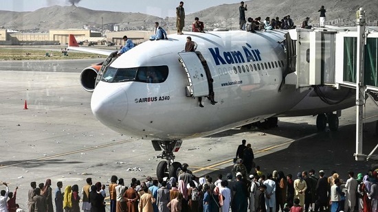 لوموند : مطار كابول الأمل في الفرار من نظام طالبان المتشددة