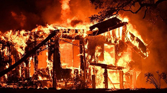 فيديو .. حرائق الغابات تلتهم المنازل في كاليفورنيا