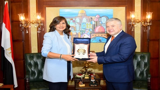 وزيرة الهجرة تكرم السفير الأرميني 