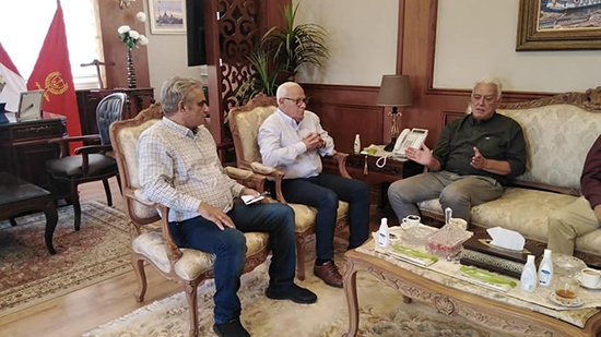 محافظ بورسعيد يلتقي وفد مصنع سينمار بحضور وزير البترول السابق 
