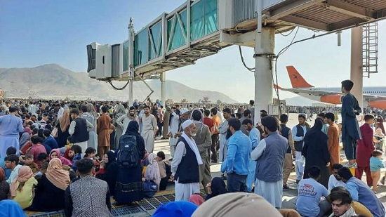 لوفيجارو: ارتفاع حصيلة ضحايا مطار كابول وطالبان تواجه الناس بالعصي والسلاسل والنيران 