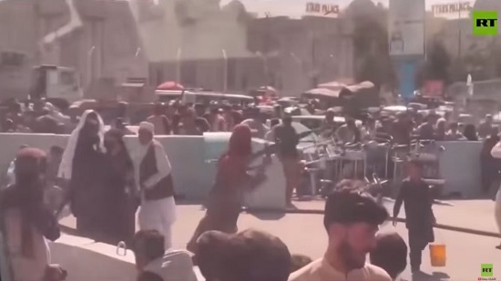 مسلحو طالبان يطلقون النار لمنع المواطنين من التسلل إلى مطار كابول