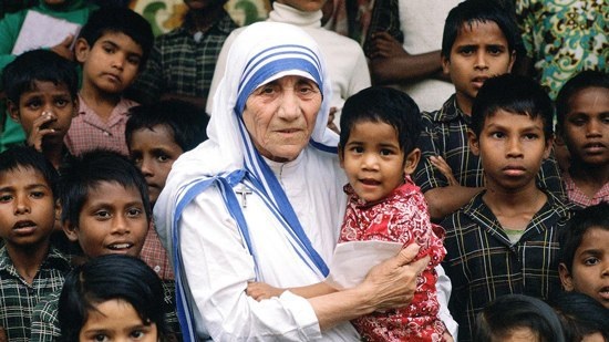  الأم تريزا.. قديسة الفقراء