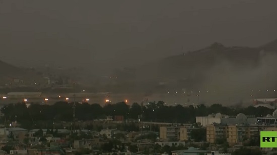تصاعد الدخان فوق مطار كابل بعد الانفجار