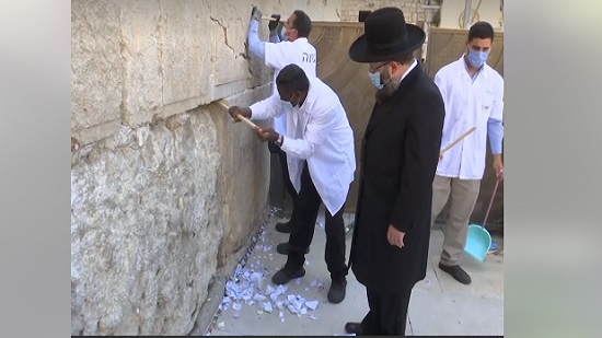 إزالة أمنيات اليهود عن حائط المبكى