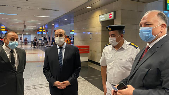 وزير الطيران يقوم بجولة مفاجئة بمطار القاهرة 