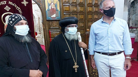 السفير الأمريكي لدى القاهرة يزور الدير الأبيض 