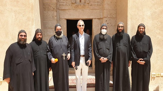 السفير الأمريكي يزور الدير الأحمر بسوهاج