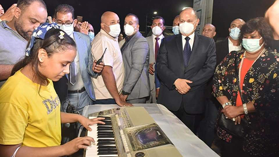 وزيرة الثقافة ومحافظ أسيوط يتفقدان معرض نتاج الورش الفنية ضمن حفل ختام الفعاليات الثقافية للمبادرة الرئاسية 