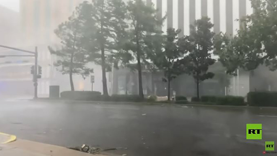 فيديو .. انقطاع الكهرباء عن آلاف الأمريكيين بعد اجتياح إعصار 