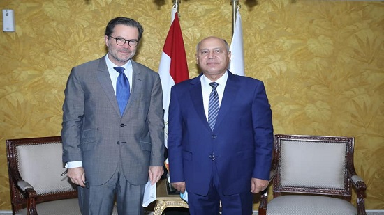 كامل الوزير- وزير النقل،- السفير الفرنسي بالقاهرة السيد ستيفان روماتيه