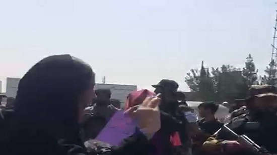 فيديو.. طالبان تعتدي على نساء خرجن احتجاجا ضدها
