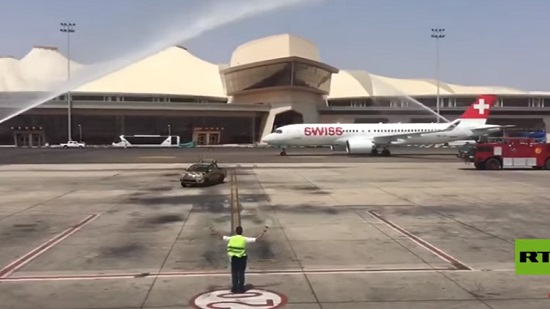  فيديو.. رش طائرة سويسرية بالمياه عند وصولها مطار شرم الشيخ