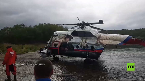 فيديو .. استخراج مروحية مي-8 المنكوبة من بحيرة في كامتشاتكا