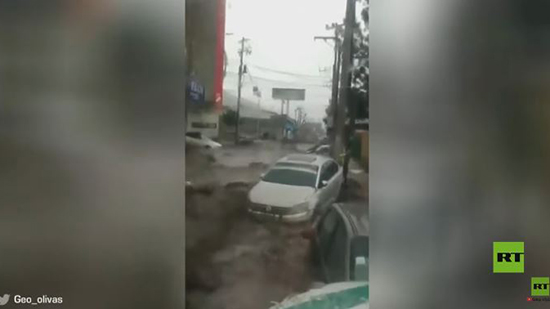 فيديو .. كارثة فيضانات عارمة تقتل الاشخاص وتجرف سيارات بمدينة مكسيكية