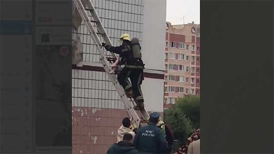 فيديو .. انقاذ طفلة كانت على حافة هاوية بعد انهيار شقق جراء انفجار غاز بموسكو 