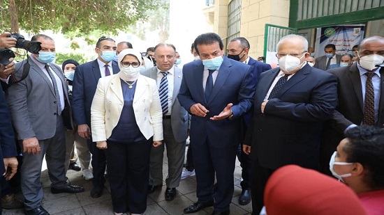 وزيرا التعليم العالي والصحة ورئيس جامعة القاهرة يتفقدون مراكز تطعيم لقاح كورونا بجامعة القاهرة