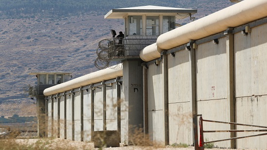  إسرائيل توقف زيارات أهالي المعتقلين الفلسطينيين ثلاثة أيام