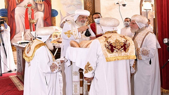 بالصور.. البابا يصلي القداس في كنيسة العذراء والأنبا تكلا بالعبور بعد تدشينها