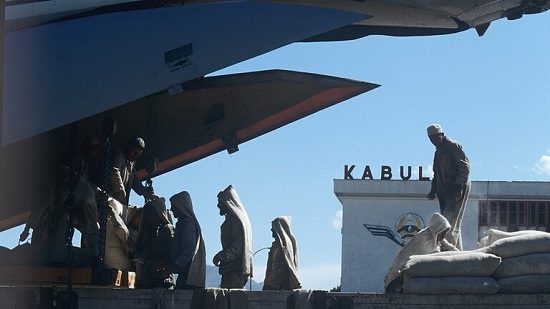 هبوط أول طائرة تجارية في مطار كابل بعد الانسحاب الأمريكي