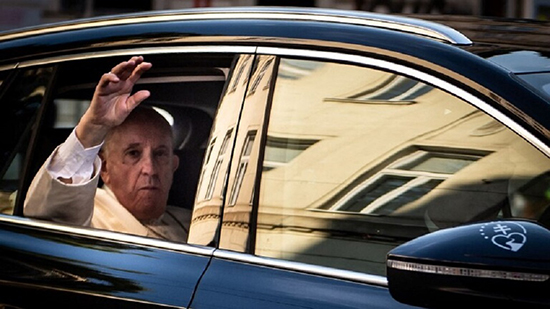 البابا فرنسيس يلتقي الغجر.. ويشددعلى أهمية الانتقال من الأحكام المسبقة إلى الحوار ومن الانغلاق إلى الاندماج