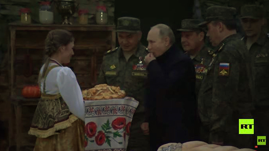 الرئيس بوتين يتذوق الخبز المقدم للجنود 