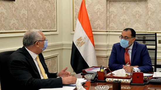 رئيس الوزراء يستعرض مع وزير الزراعة مشروع المزارع المصرية النموذجية