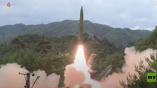 شاهد.. كوريا الشمالية تطلق طاروخ من قطار