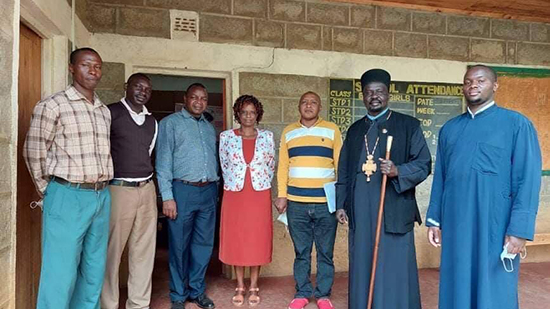 أسقف كينيا يلتقي خريجي المدرسة الابتدائية 