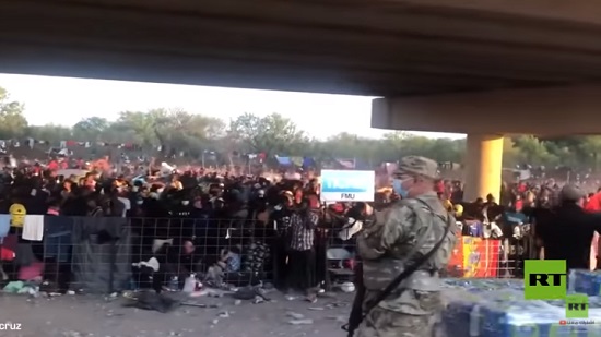  مشاهد صادمة.. آلاف المهاجرين يحتشدون تحت جسر في تكساس الأمريكية